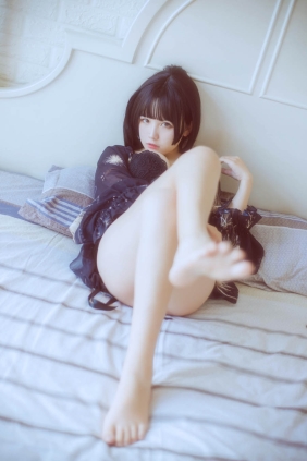 阿半今天很开心 黑色吊带[23P221M]