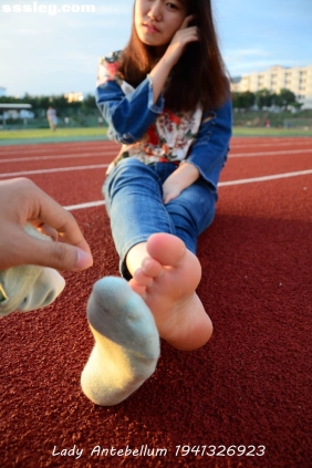 [战前女神]恋足美腿摄影套图072 [72P147M]
