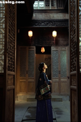 [YITUYU艺图语]2025.09.12 她坐在窗朝外望 二一芝[17P415M]